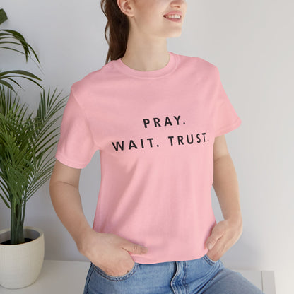 Pray - Wait - Trust Unisex T-shirt à manches courtes en jersey