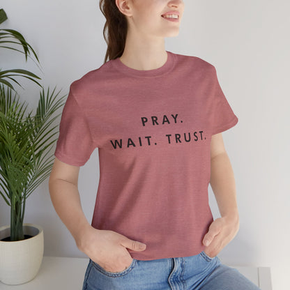 Pray - Wait - Trust Unisex T-shirt à manches courtes en jersey