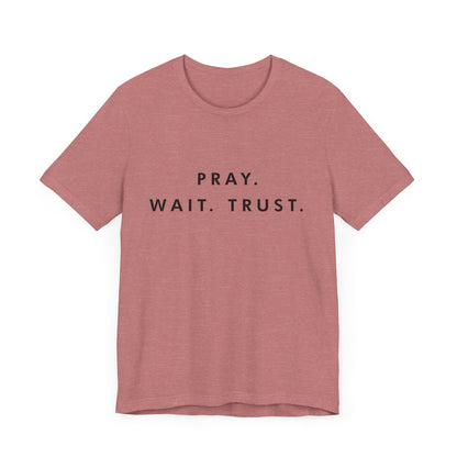 Pray - Wait - Trust Unisex T-shirt à manches courtes en jersey