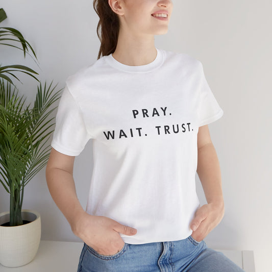 Pray - Wait - Trust Unisex T-shirt à manches courtes en jersey