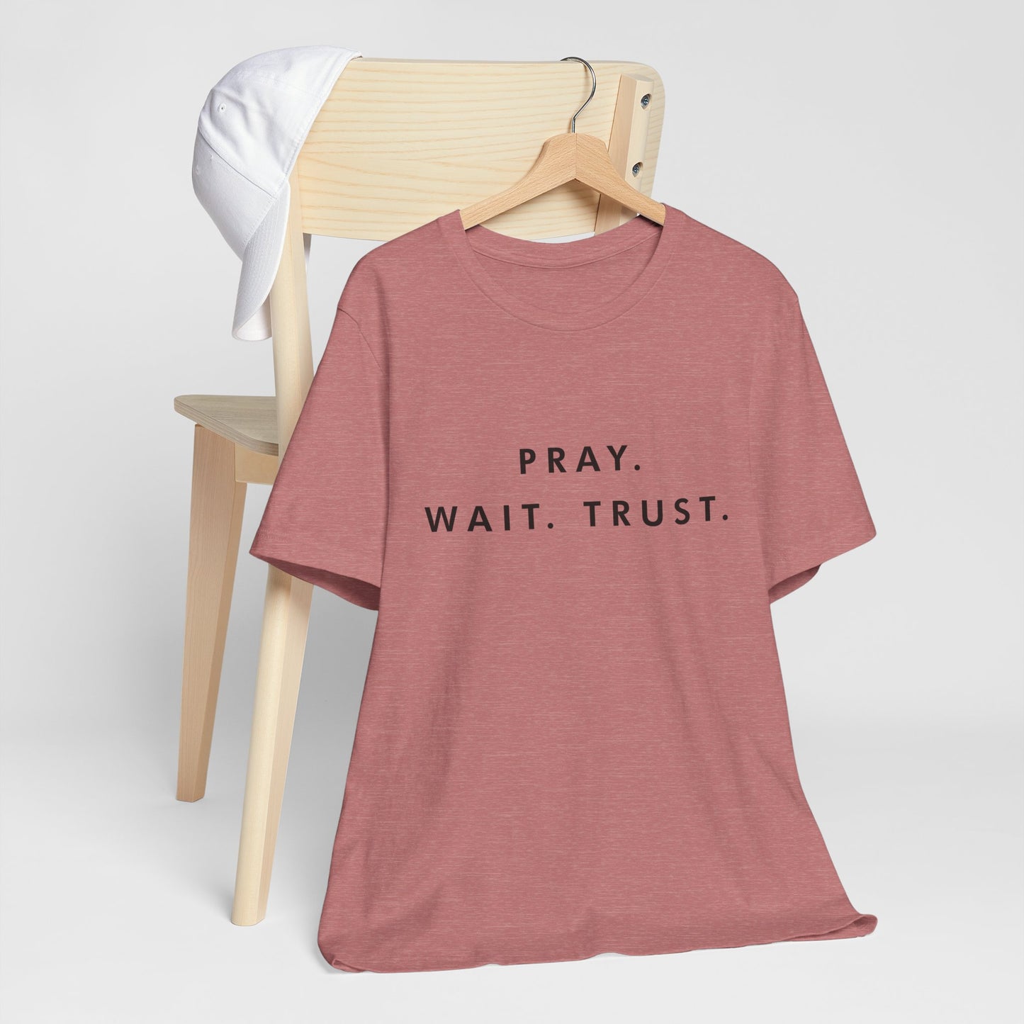 Pray - Wait - Trust Unisex T-shirt à manches courtes en jersey